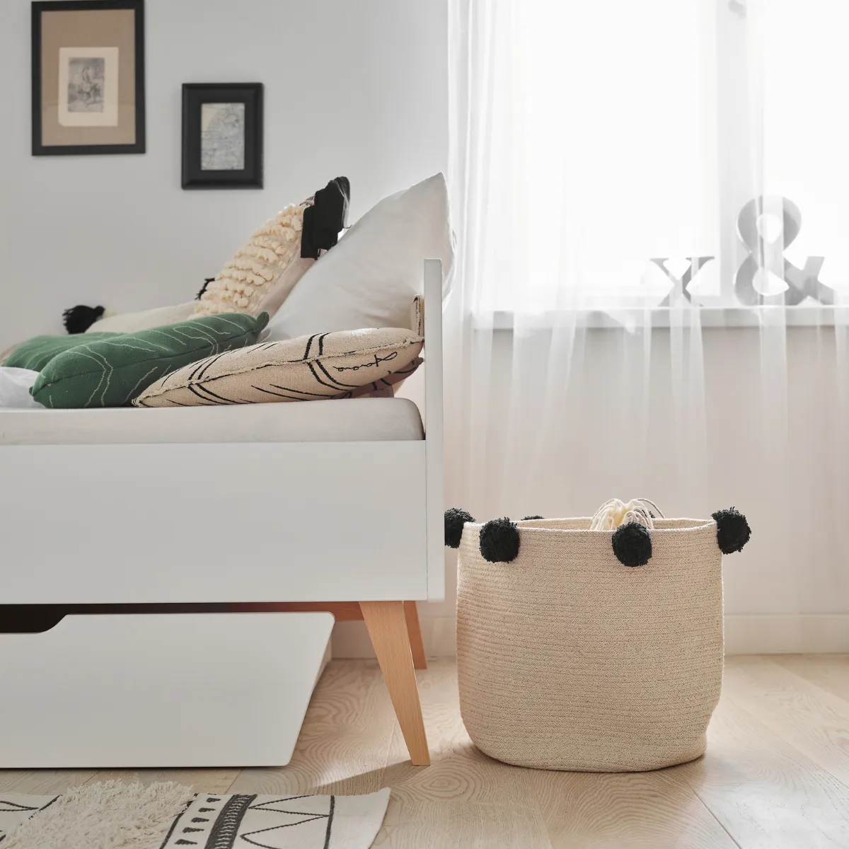 Białe łóżko dziecięce PINIO SWING 90x200 – detal