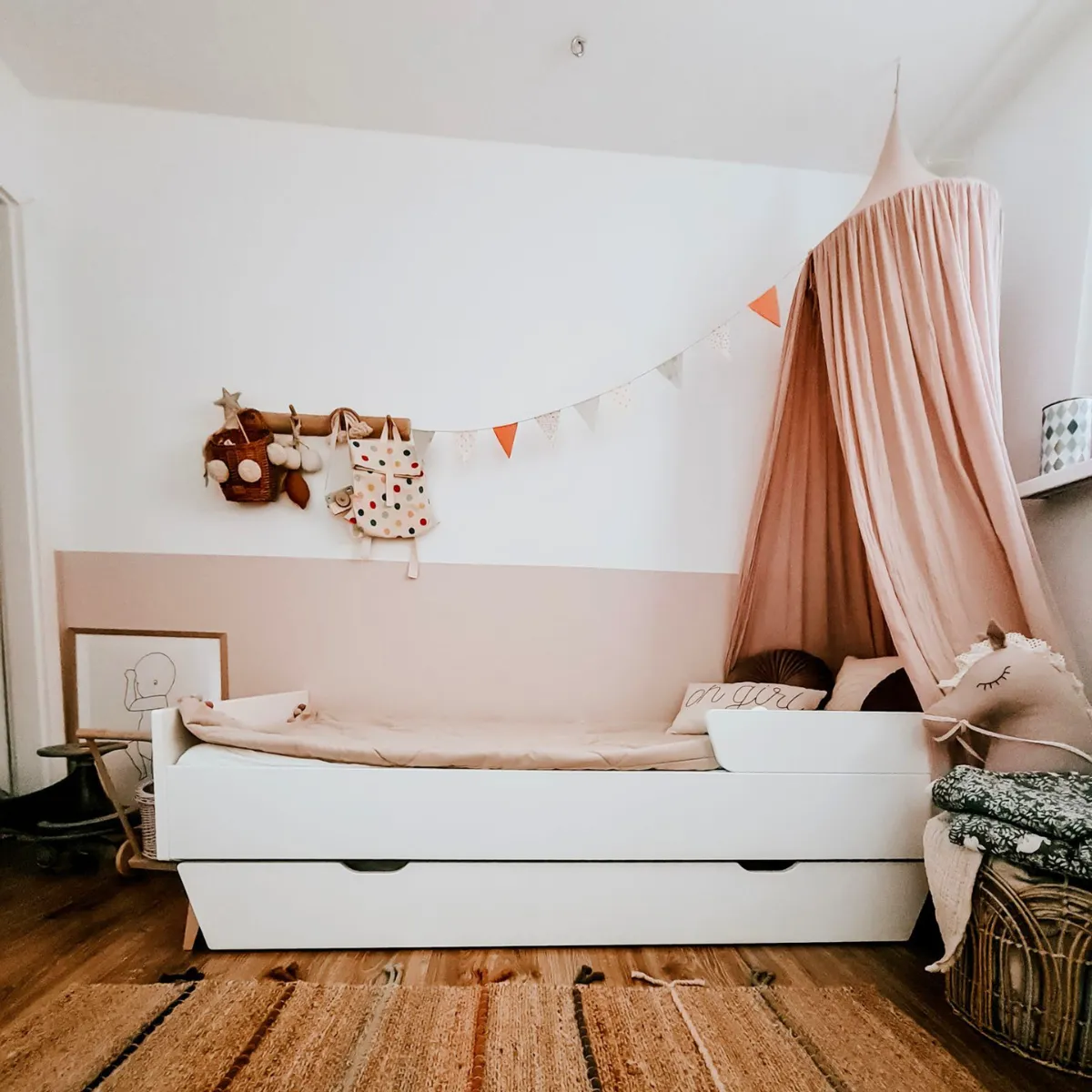 Łóżko PINIO SWING białe 90x200 w aranżacji pokoju dziecka