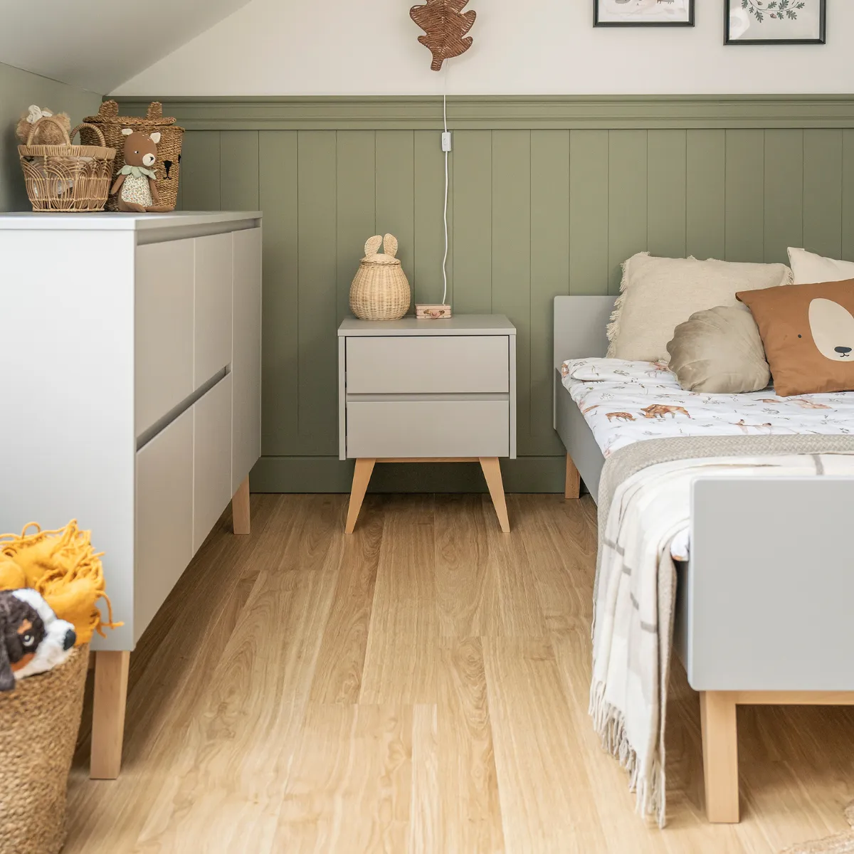 Szare łóżko dziecięce PINIO SWING 90x200 – detal