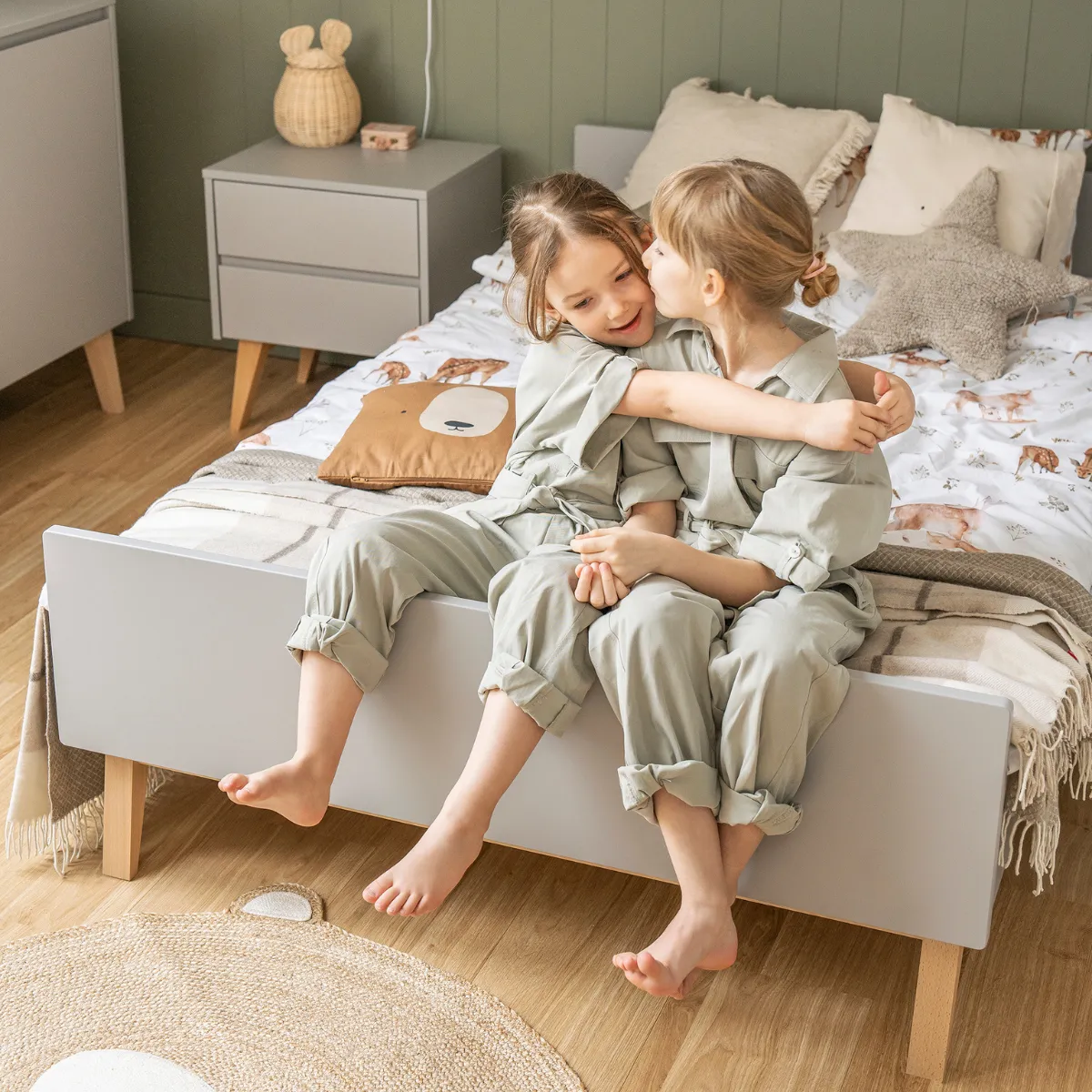 Białe łóżko dziecięce PINIO SWING 120x200 z drewnianymi nóżkami