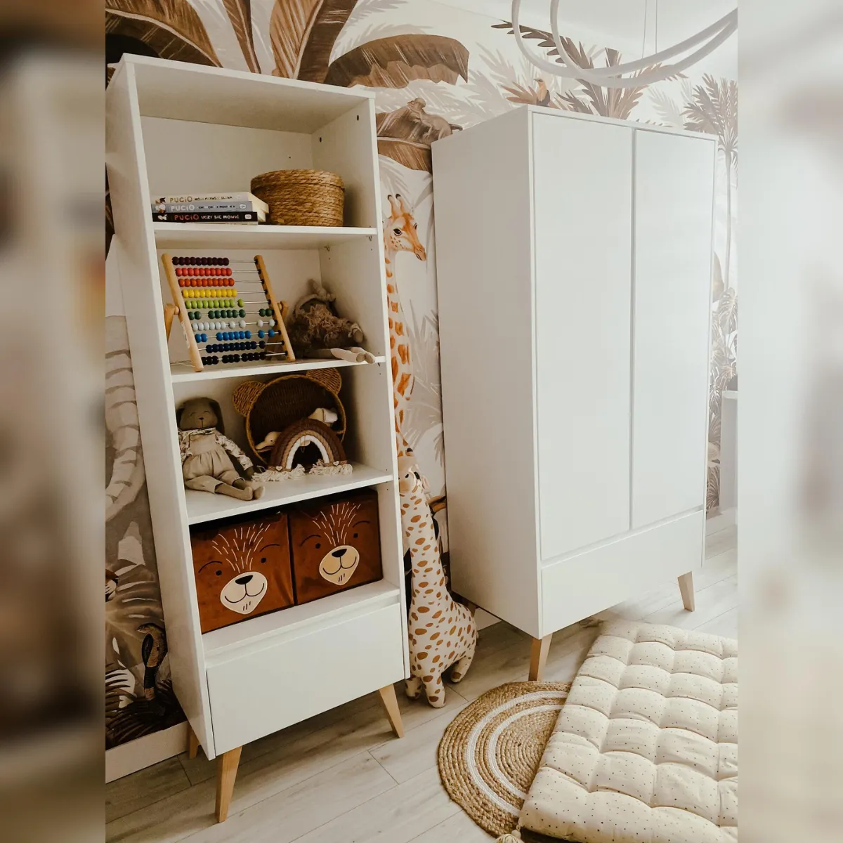 Biały regał dziecięcy PINIO SWING w aranżacji pokoju dziecka