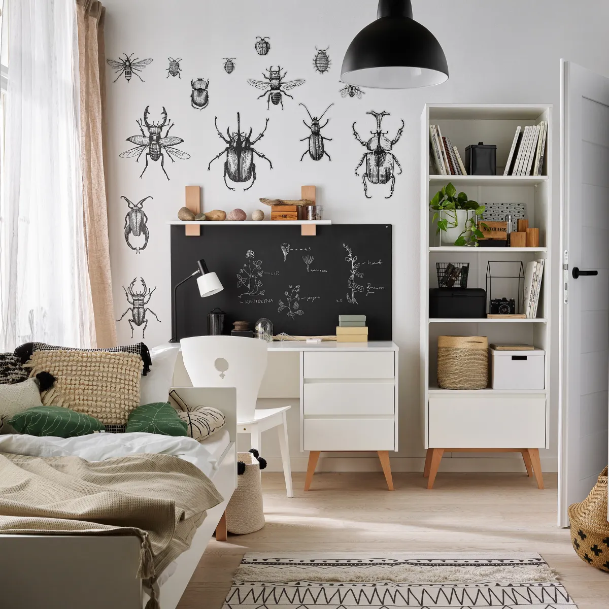 Regał PINIO SWING biały w pokoju dziecka