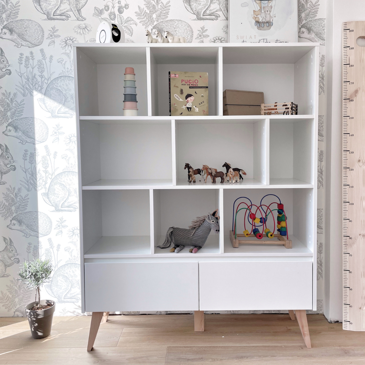 Regał PINIO SWING biały w pokoju dziecka