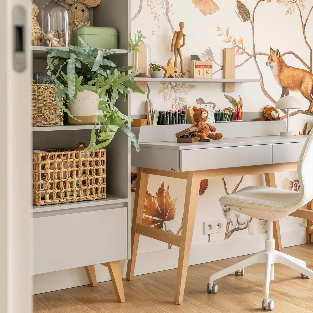 Szary regał dziecięcy PINIO SWING w aranżacji pokoju dziecka