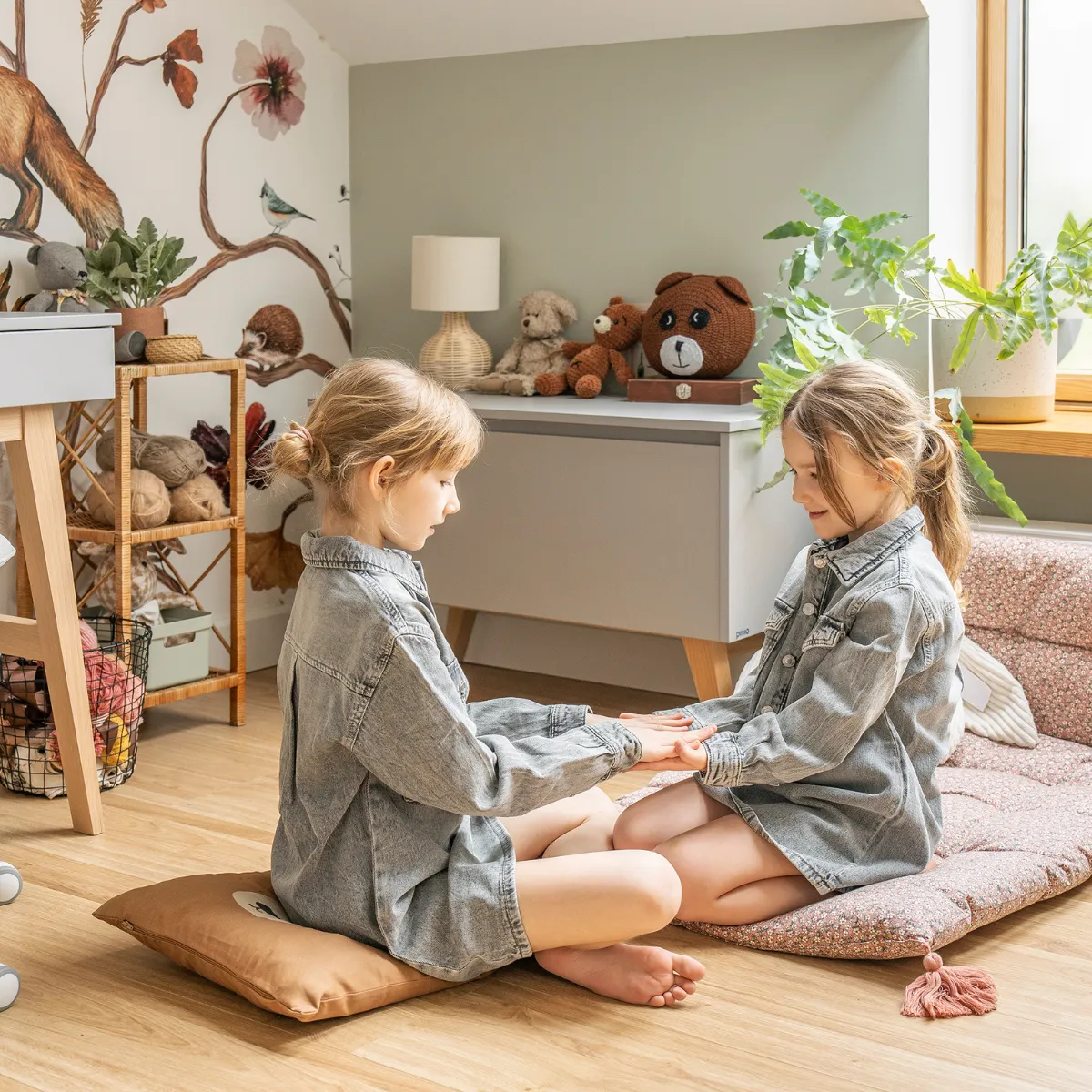 szara skrzynia na zabawki PINIO SWING z bukowymi nóżkami