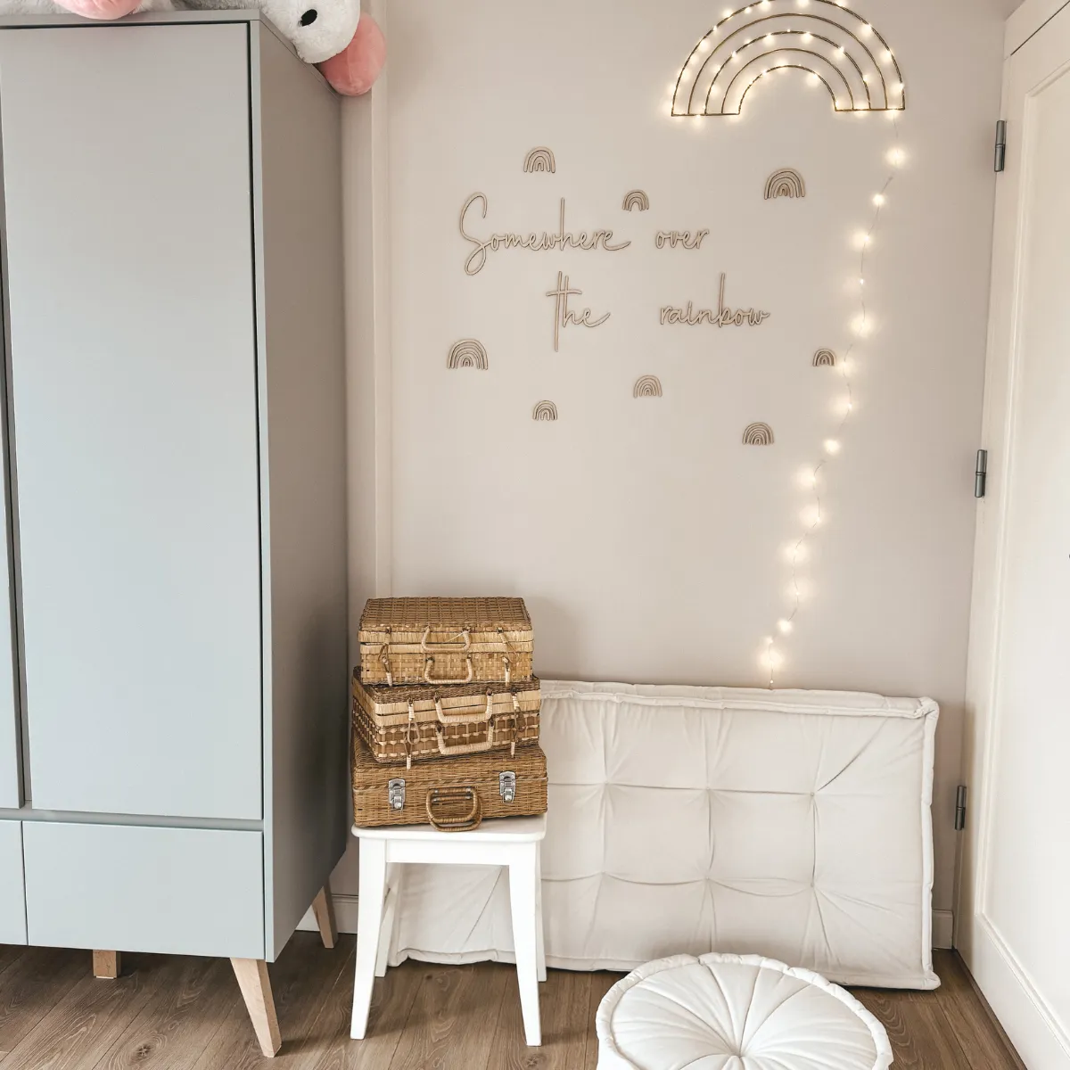 Szafa PINIO SWING szara w pokoju dziecka