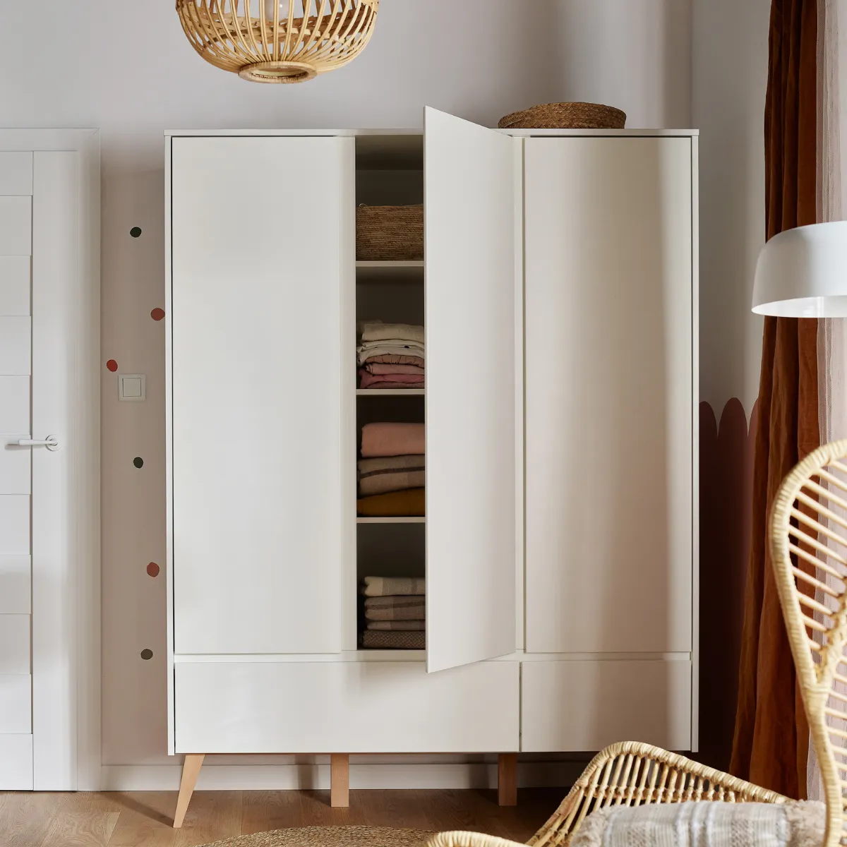 Biała szafa 3-drzwiowa PINIO SWING do pokoju dziecka