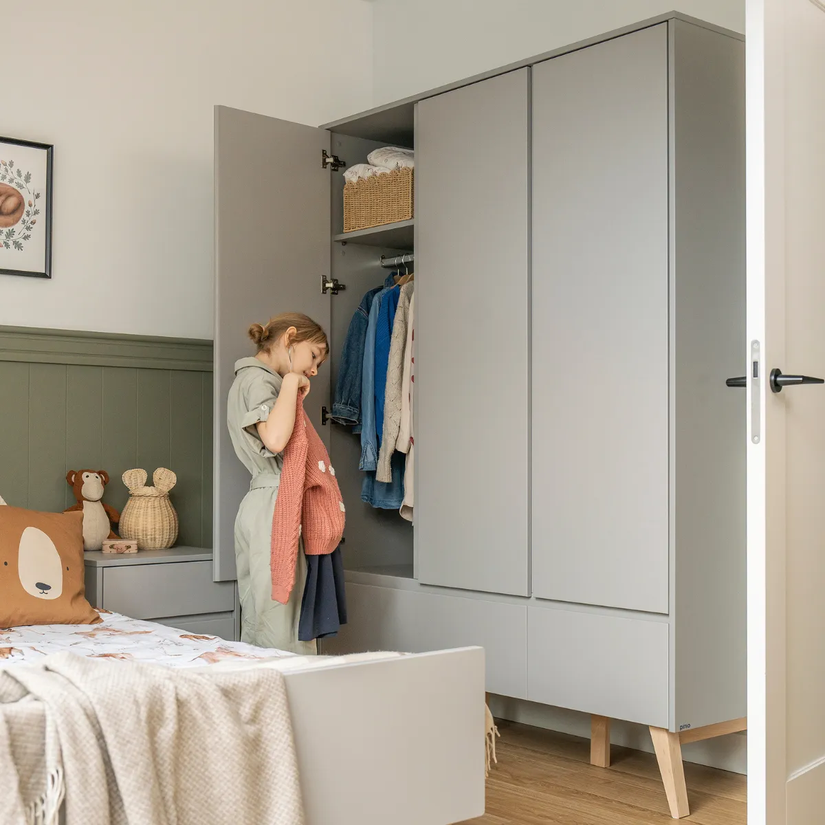 Szara szafa 3-drzwiowa PINIO SWING do pokoju dziecka