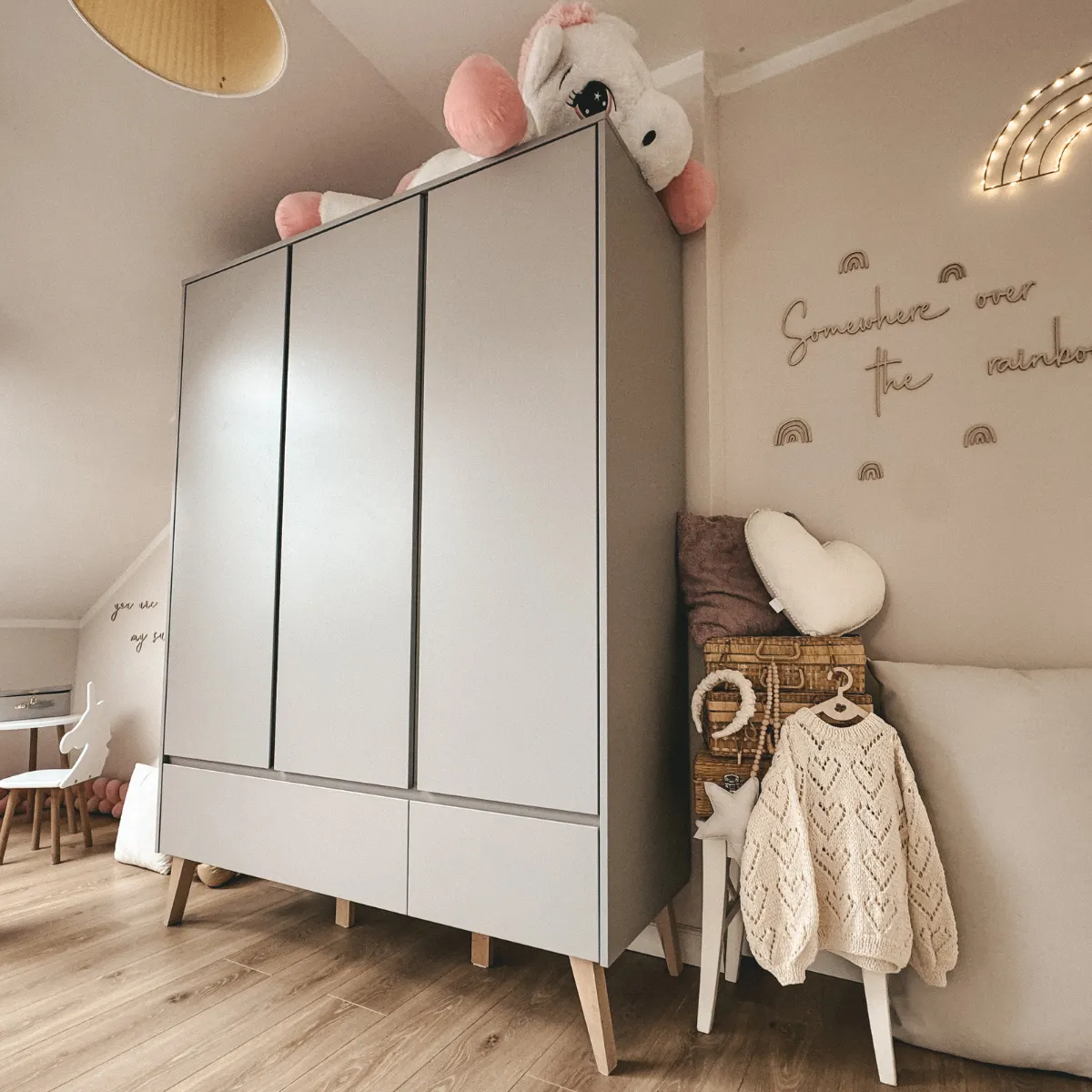 Wnętrze szafy 3-drzwiowej PINIO SWING szarej