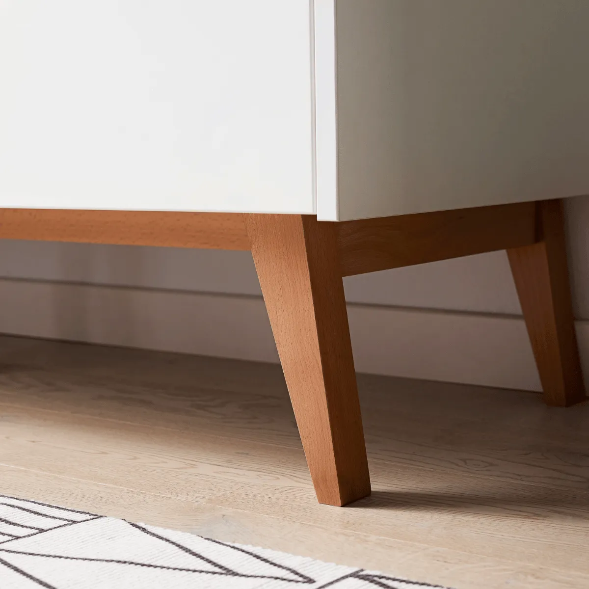 biała szafka nocna SWING w aranżacji pokoju dziecka