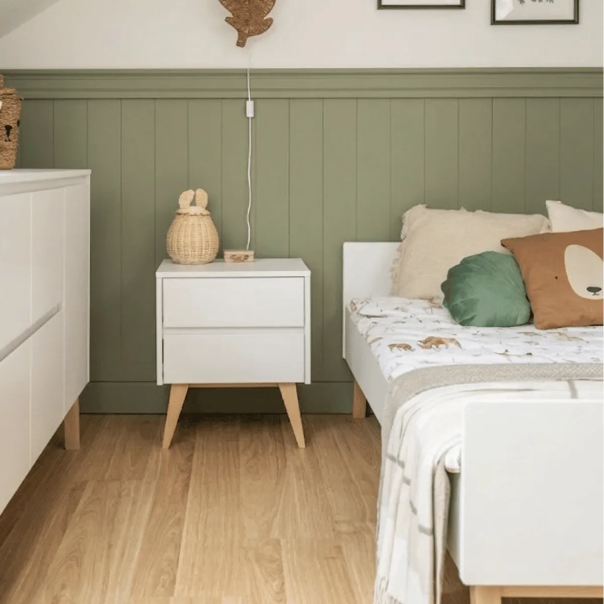 biała szafka nocna do łóżka dziecięcego SWING Pinio