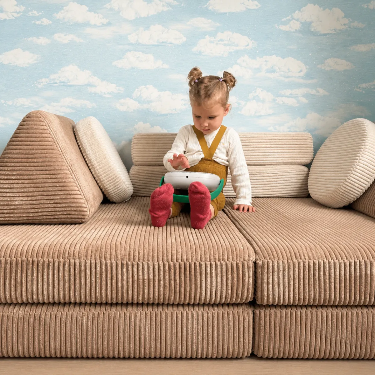Sofa SHAPPY sztruks czekoladowa w showroomie FUMIO Warszawa