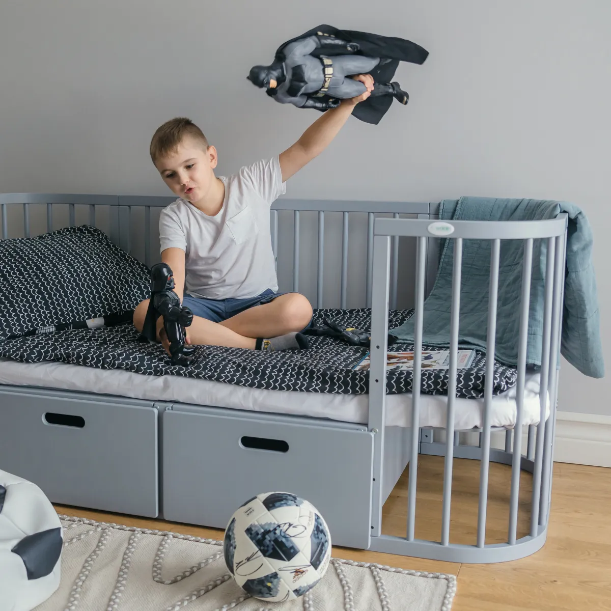 Jakie szare łóżeczko kupić dla niemowlaka Waldin 7w1