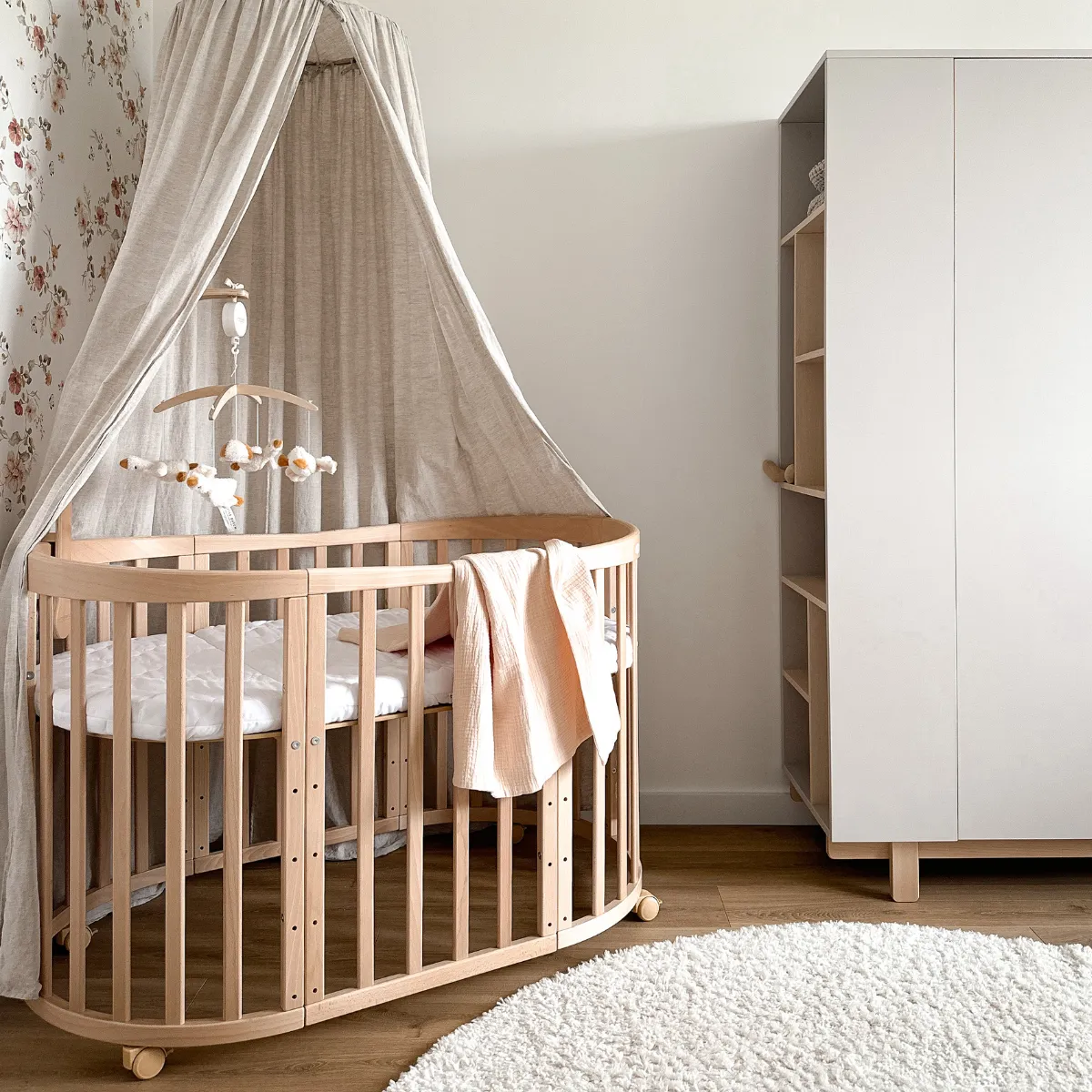Owalne łóżeczko niemowlęce Waldin 7w1 naturalne drewno bukowe
