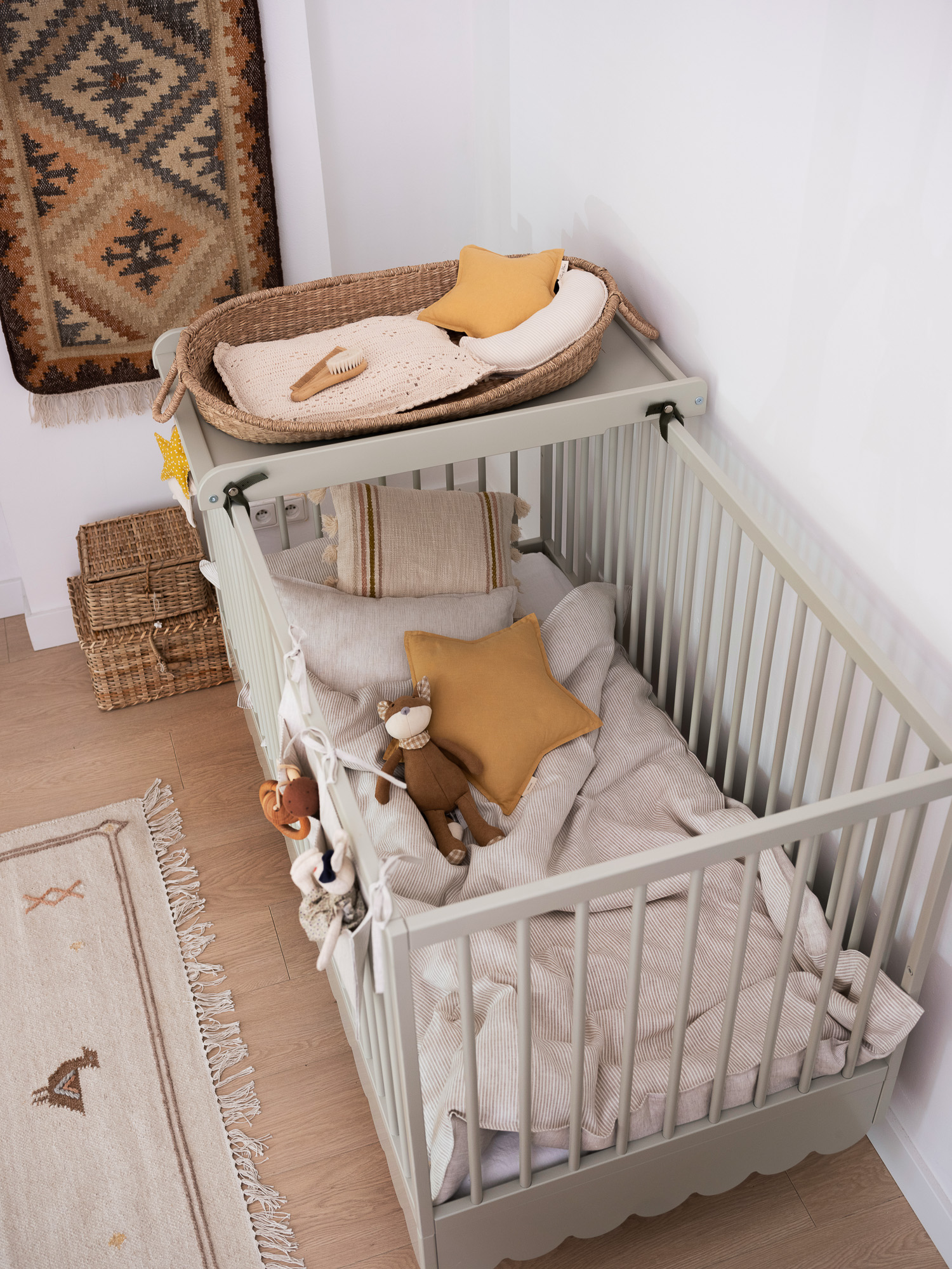 łóżeczko z przewijakiem oliwkowe