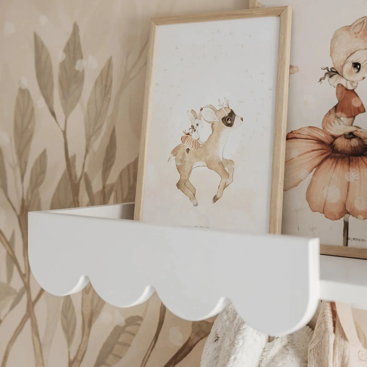 Detal półki ściennej WOOD LUCK Babushka białej