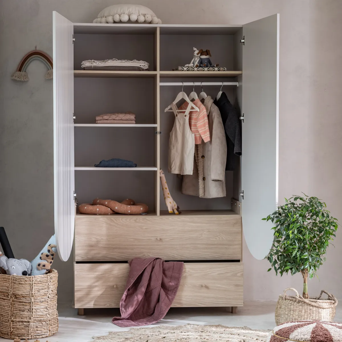 Większa szafa Wood Luck Bloom kaszmir z dębowymi detalami do pokoju dziecka