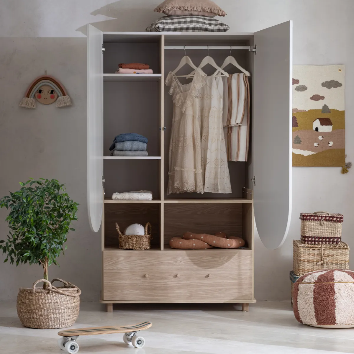 Mniejsza szafa Wood Luck Bloom kaszmir z dębowymi detalami do pokoju dziecka